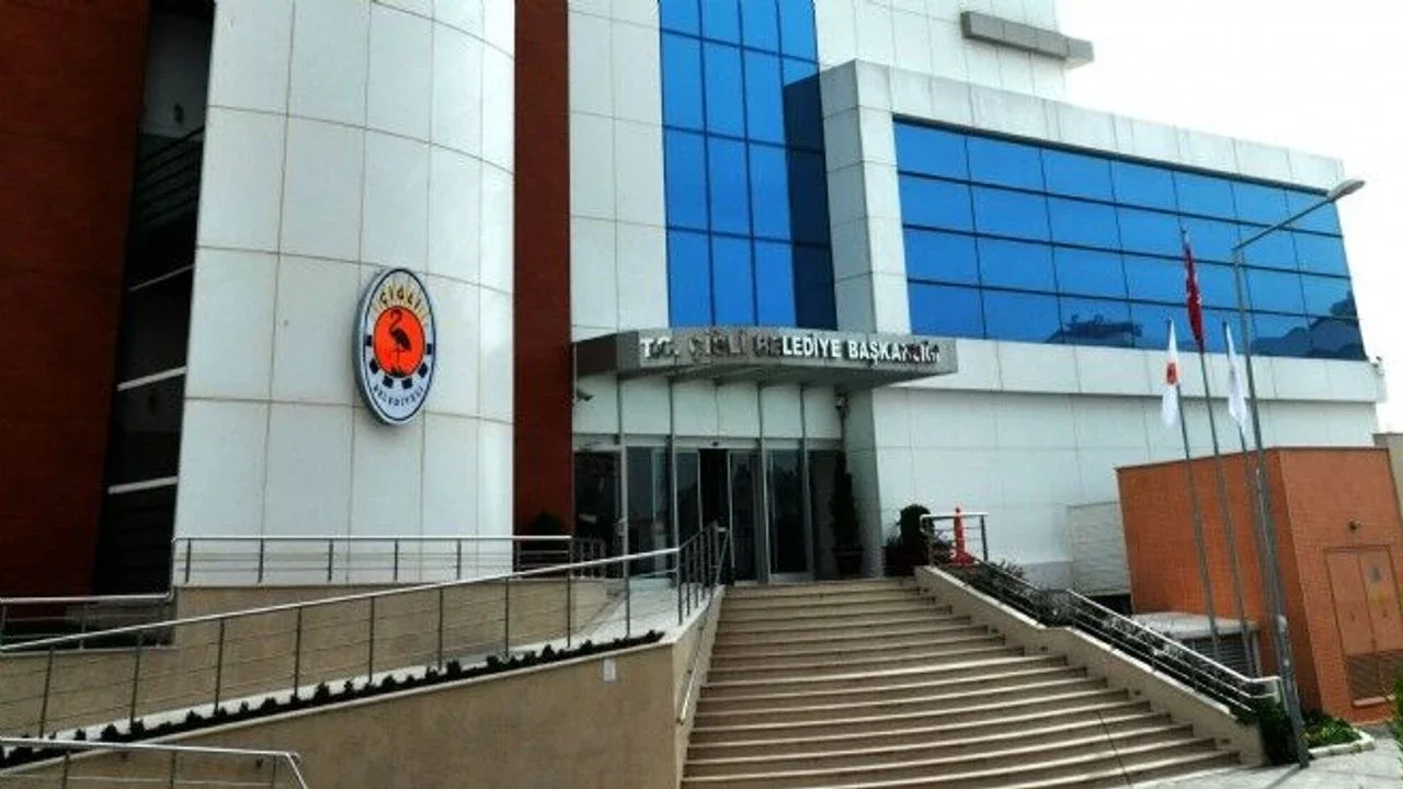 Başkan Yıldız'ın AK Parti'ye geçişinden sonra başkan yardımcıları istifa etti