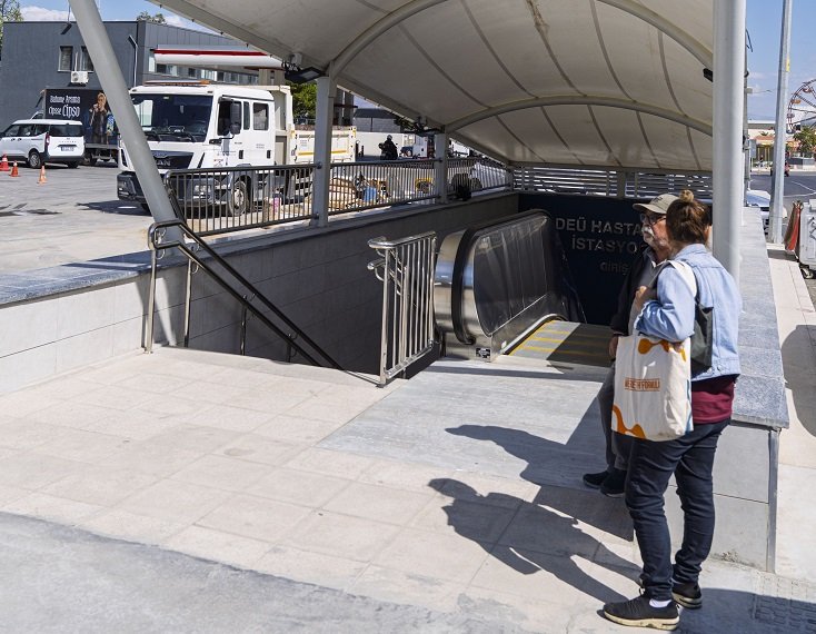 İzmir Metrosu’ndan Dokuz Eylül Hastanesi’ne kesintisiz yaya tüneli açıldı