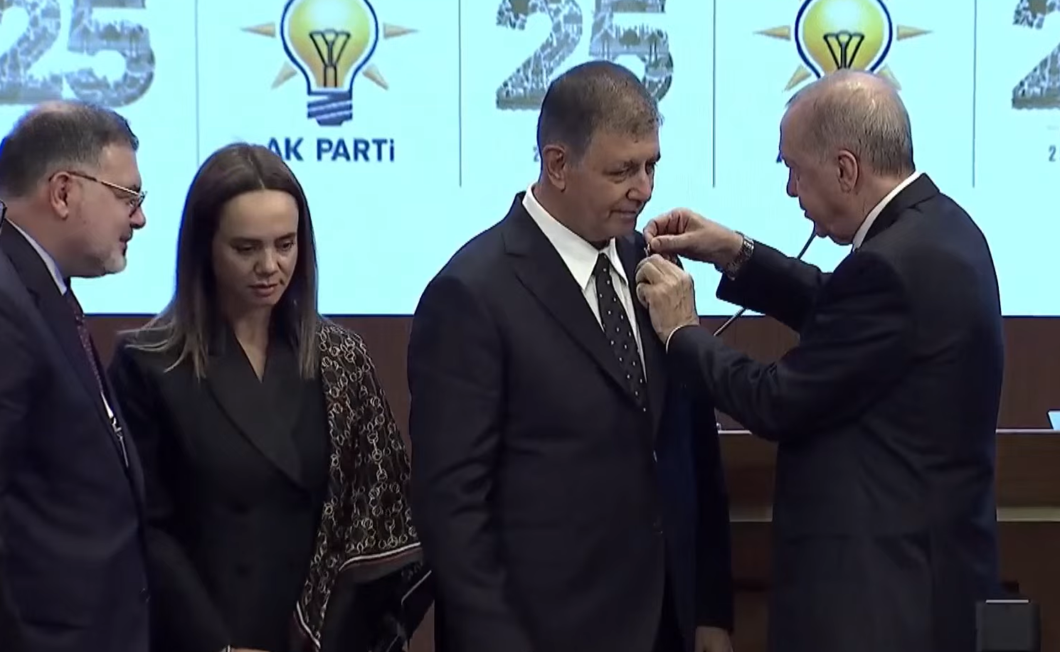 Tugay'a rozetini Erdoğan taktı