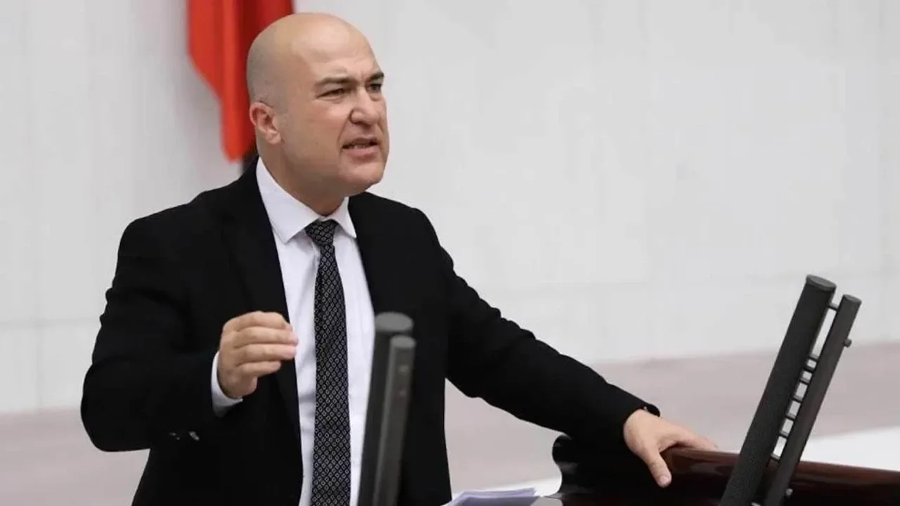 Yeni Partili Bakan'dan istifa çağrısı: "Yeni rozetinle İzmirlinin karşısına bir daha çık"