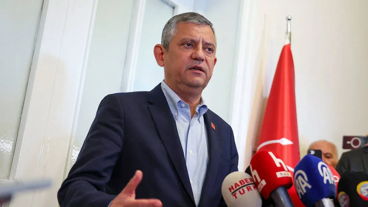 Özgür Özel'den Cemil Tugay'a sert ifadeler: Bilseydik aday yapmazdık