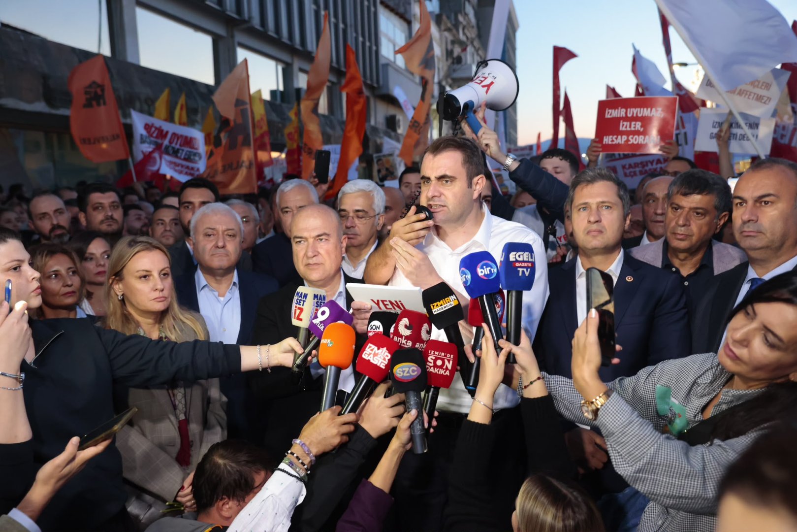 Başkan Güç’ten Cemil Tugay’a İstifa Çağrısı: “Halkın Gözünde Sıfırsın”