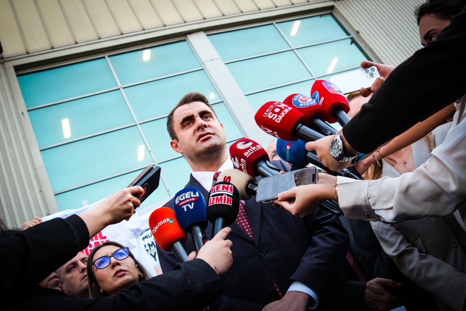 Güç’ten Cemil Tugay’a İstifa Çağrısı: “İzmirli Senin İhanetini Asla Unutmayacak”