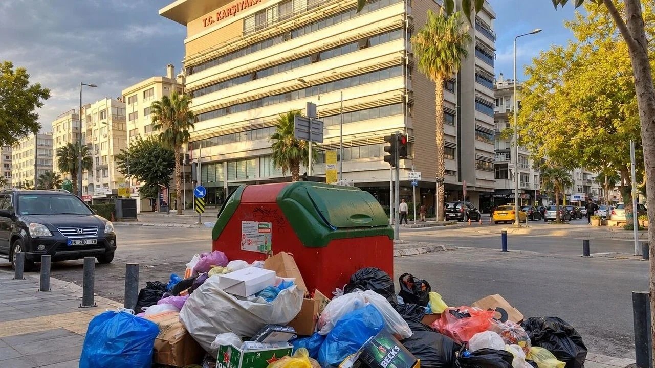 Yeni Parti'den Karşıyaka'daki çöpler için çağrı