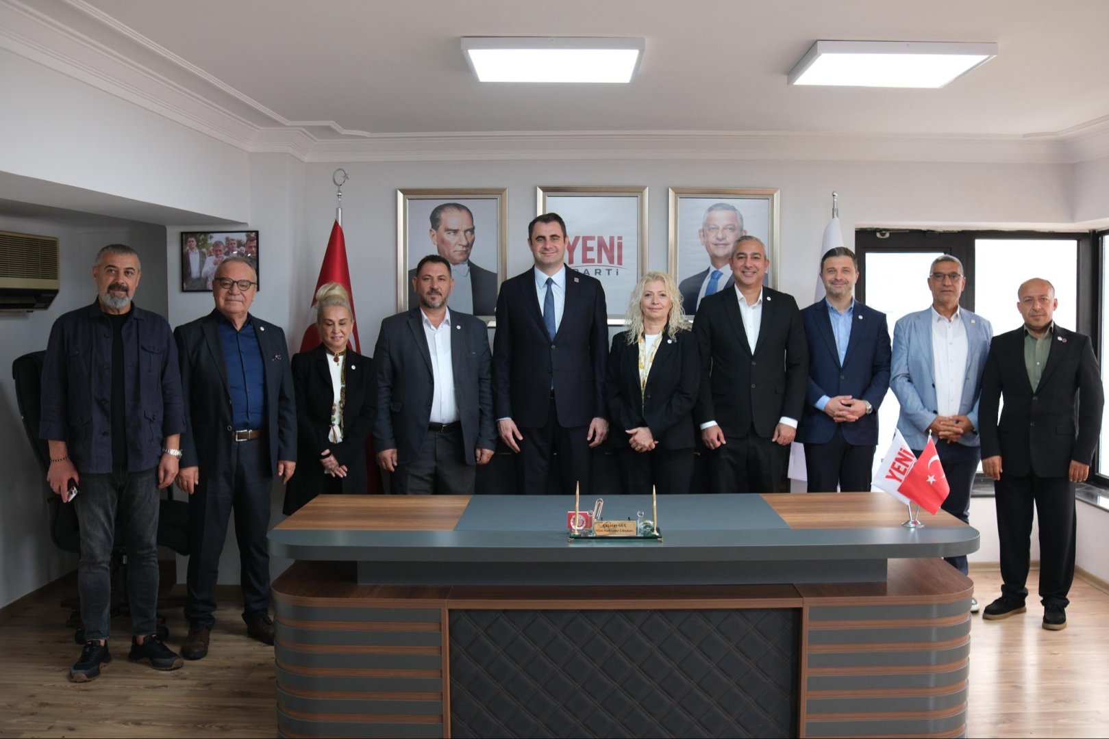 Karşıyaka CHP'de istifalar! Yeni Parti'ye katıldılar