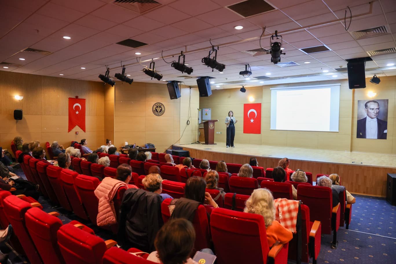 Buca’nın 3. Yaş Üniversitesi’nde ilk ders zili çaldı