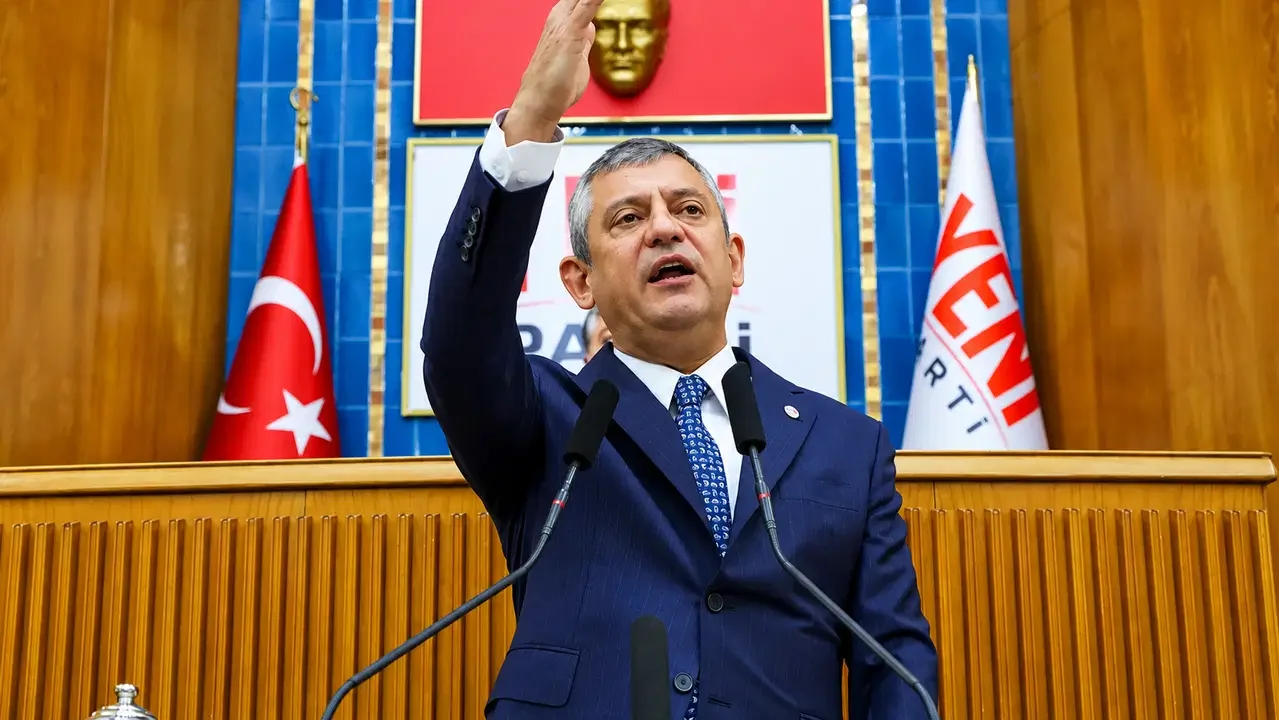 Özgür Özel'den Erdoğan'a 'görevden alma' tepkisi: 'Dün öğlene kadar neredeydin küçük enişte?'