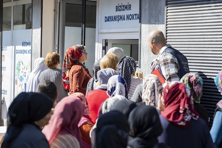 Büyükşehir, dayanışma noktalarıyla İzmirlinin yanında