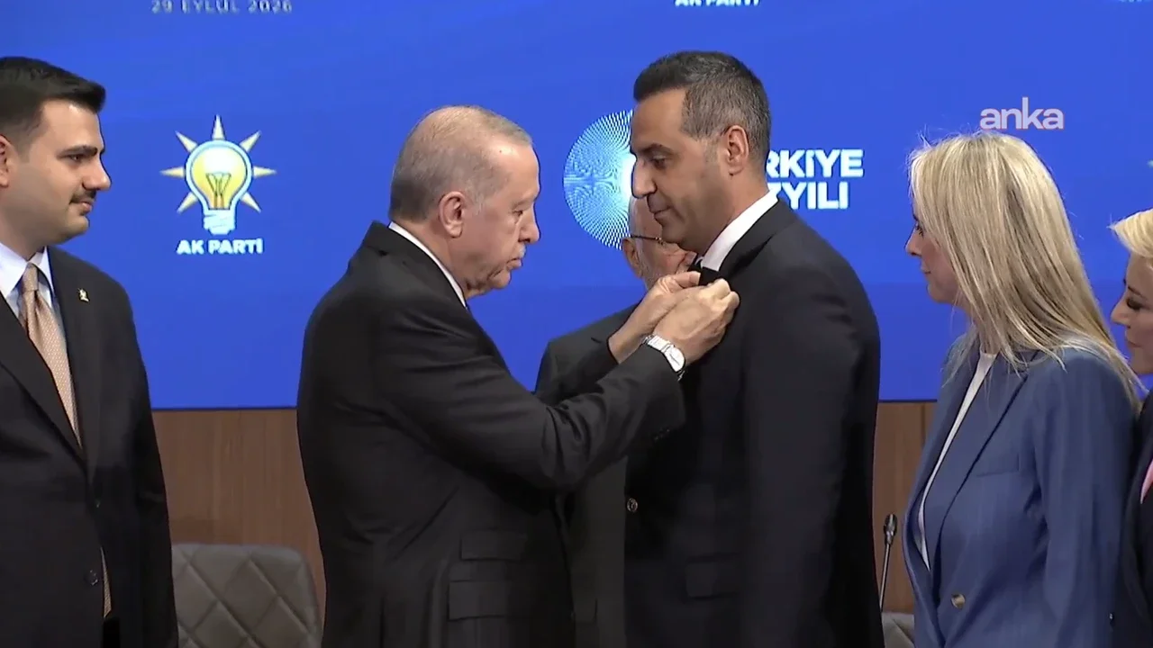 Rozeti Erdoğan taktı... Başkan Yıldız AK Parti'de!